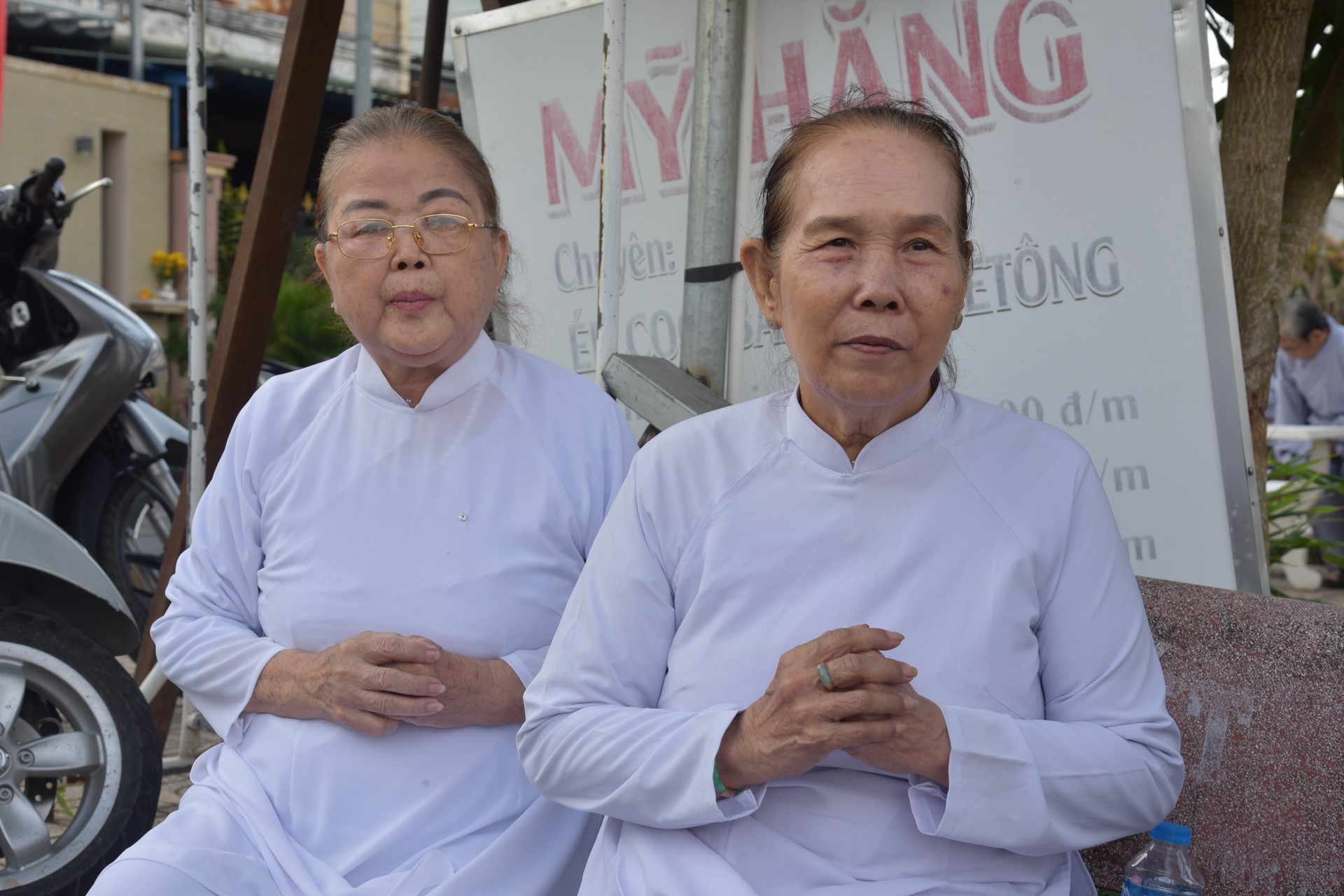 Chanting sutra, releasing creatures to pray for peace in Tan Thanh, Long An by the Charity Board